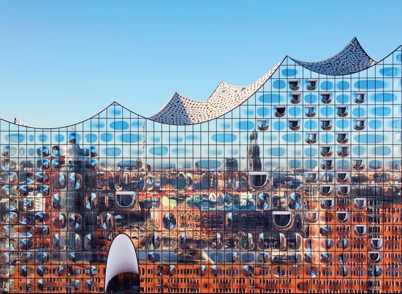 Hambourg dans le reflet de la Philharmonie de l'Elbe