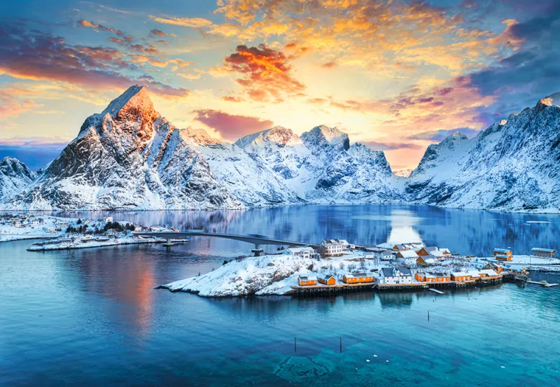 Lever de Soleil sur Sakrisoy, Lofoten, Norvège