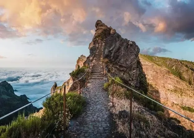 Sentier Des Montagnes Célestes